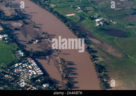 Vista aerea dell'alto sollevato fiume Brisbane causato da gravi inondazioni dovute al ciclone le condizioni meteorologiche nel Queensland, Australia. Le inondazioni causate molto Foto Stock