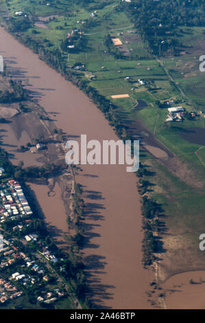 Vista aerea dell'alto sollevato fiume Brisbane causato da gravi inondazioni dovute al ciclone le condizioni meteorologiche nel Queensland, Australia. Le inondazioni causate molto Foto Stock