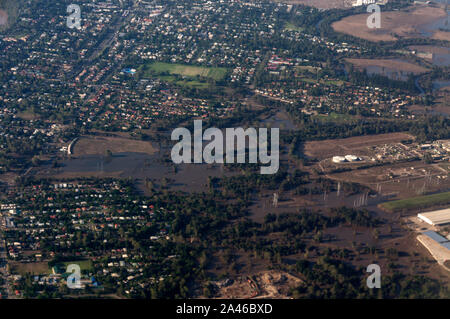 Vista aerea dell'alto sollevato fiume Brisbane causato da gravi inondazioni dovute al ciclone le condizioni meteorologiche nel Queensland, Australia. Le inondazioni causate molto Foto Stock