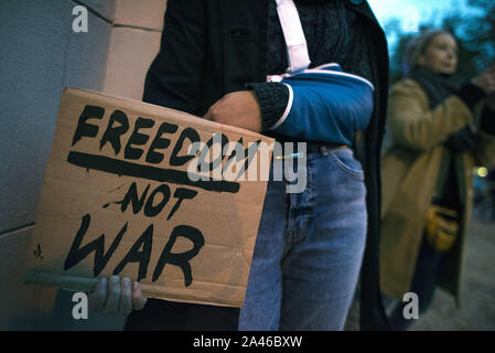 Varsavia, Mazowieckie, Polonia. Undicesimo oct, 2019. Un anti-guerra in cartellone durante la protesta.centinaia di persone si sono radunate presso l'ambasciata turca a Varsavia per protestare contro l'invasione turca del nord della Siria e a mostrare solidarietà con il popolo curdo. Manifestanti hanno incluso il nativo di curdi che sono venuti con le bandiere del Kurdistan, YPG (Persone Unità di Protezione), il PKK (Partito dei Lavoratori del Kurdistan) e con l'immagine di Abdullah Ã-calan - leader del PKK. Credito: Attila Husejnow SOPA/images/ZUMA filo/Alamy Live News Foto Stock