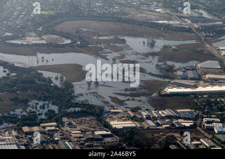 Vista aerea dell'alto sollevato fiume Brisbane causato da gravi inondazioni dovute al ciclone le condizioni meteorologiche nel Queensland, Australia. Le inondazioni causate molto Foto Stock