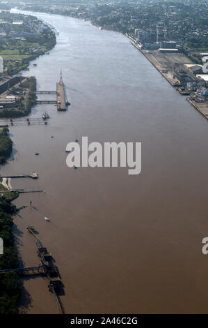 Vista aerea dell'alto sollevato fiume Brisbane causato da gravi inondazioni dovute al ciclone le condizioni meteorologiche nel Queensland, Australia. Le inondazioni causate molto Foto Stock