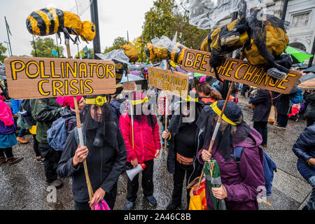 Londra, UK, 12 ottobre 2019. Decine di migliaia di persone partecipano la ribellione di estinzione dolore marzo - Il mese di marzo è stato progettato per le persone a venire insieme e 'individuare il dolore che essi non hanno ancora espresso in merito a ciò che è stato già perso e per la perdita che è a venire' - il sesto giorno della ribellione di estinzione ottobre azione che ha bloccato le strade del centro di Londra. Essi sono sottolineando nuovamente l'emergenza climatica, in una corsa contro il tempo per salvare il mondo da una catastrofe climatica. Questa è una parte del continuo ER e altre proteste di domanda di azione da parte del governo del Regno Unito sulle "clima cri Foto Stock