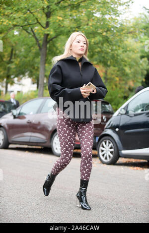 Tina Leung pone per street scatta durante il Marine Serre Womenswear Primavera/Estate 2020 mostra della Settimana della moda di Parigi a Parigi, Francia, 24 Settembre Foto Stock