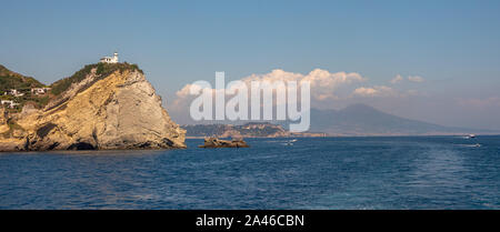 Scogliera con il faro di Capo Miseno nel Golfo di Napoli Foto Stock