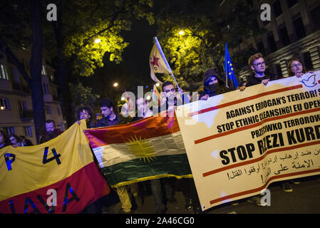 Varsavia, Mazowieckie, Polonia. Undicesimo oct, 2019. Manifestanti marciano lungo le strade tenendo banner durante la dimostrazione.centinaia di persone si sono radunate presso l'ambasciata turca a Varsavia per protestare contro l'invasione turca del nord della Siria e a mostrare solidarietà con il popolo curdo. Manifestanti hanno incluso il nativo di curdi che sono venuti con le bandiere del Kurdistan, YPG (Persone Unità di Protezione), il PKK (Partito dei Lavoratori del Kurdistan) e con l'immagine di Abdullah Ã-calan - leader del PKK. Credito: Attila Husejnow SOPA/images/ZUMA filo/Alamy Live News Foto Stock