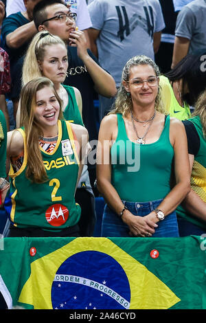 Tifosi brasiliani il tifo per il Brizilian National Basketball Team al terzo round del Gruppo F Repubblica di Montenegro vs Brasile 2019 basket FIBA Wo Foto Stock