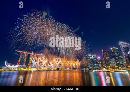 Singapore - 3 Agosto: viaggiatore andare a vedere i fuochi d'artificio sulla giornata nazionale preview di Marina Bay, a Singapore il 3 agosto 2019. Foto Stock