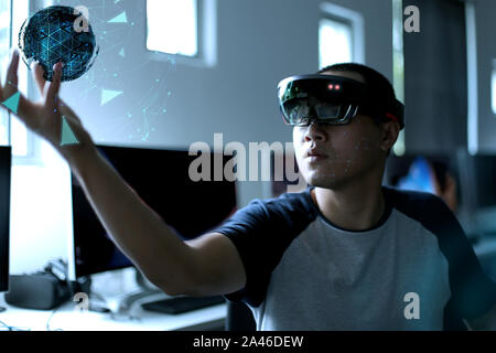 L esperienza degli studenti la realtà virtuale con gli occhiali HoloLens. Realtà mista futuro concetto di tecnologia Foto Stock
