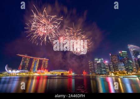 Singapore - 3 Agosto: viaggiatore andare a vedere i fuochi d'artificio sulla giornata nazionale preview di Marina Bay, a Singapore il 3 agosto 2019. Foto Stock