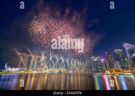 Singapore - 3 Agosto: viaggiatore andare a vedere i fuochi d'artificio sulla giornata nazionale preview di Marina Bay, a Singapore il 3 agosto 2019. Foto Stock