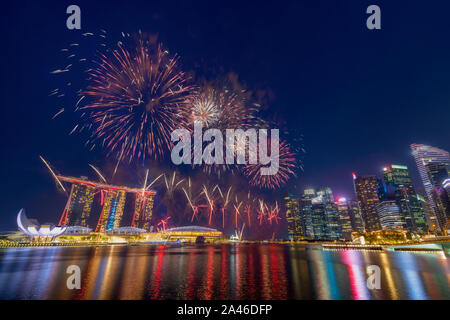 Singapore - 3 Agosto: viaggiatore andare a vedere i fuochi d'artificio sulla giornata nazionale preview di Marina Bay, a Singapore il 3 agosto 2019. Foto Stock