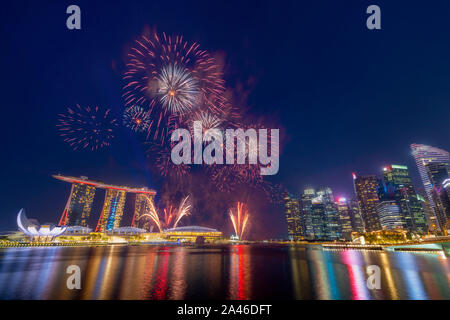 Singapore - 3 Agosto: viaggiatore andare a vedere i fuochi d'artificio sulla giornata nazionale preview di Marina Bay, a Singapore il 3 agosto 2019. Foto Stock