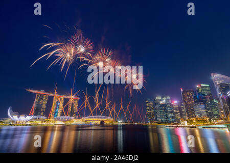 Singapore - 3 Agosto: viaggiatore andare a vedere i fuochi d'artificio sulla giornata nazionale preview di Marina Bay, a Singapore il 3 agosto 2019. Foto Stock