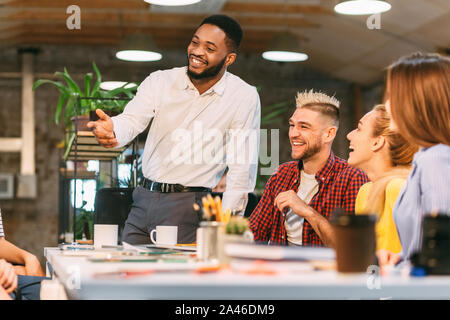 I progettisti professionisti aventi per incontrarsi e discutere idee di marketing Foto Stock