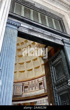 Dettaglio dell'ingresso, porta e soffitto del Pantheon senza nessuno nella foto, Roma, Italia Foto Stock