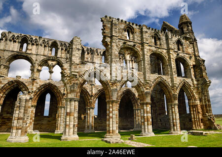 Archi di pietra e pilastri della gotica del XIII secolo le rovine di Whitby Abbey Church chancel North York Moors National Park in Inghilterra Foto Stock