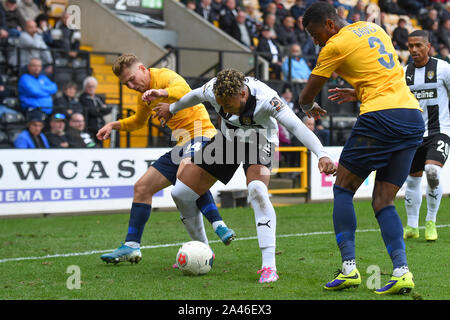 NOTTINGHAM, Inghilterra. Ottobre 12th Kyle Wootton del Notts County battaglie con Ben Whitfield di Torquay Regno durante il Vanarama National League match tra Notts County e Torquay Regno a Meadow Lane, Nottingham sabato 12 ottobre 2019. (Credit: Jon Hobley | MI News) solo uso editoriale Credito: MI News & Sport /Alamy Live News Foto Stock