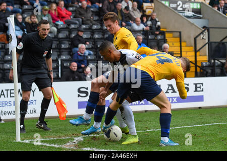 NOTTINGHAM, Inghilterra. Ottobre 12th Richard di Danielle Notts County battaglie con Ben Whitfield di Torquay Regno e Armani poco di Torquay Regno durante il Vanarama National League match tra Notts County e Torquay Regno a Meadow Lane, Nottingham sabato 12 ottobre 2019. (Credit: Jon Hobley | MI News) solo uso editoriale Credito: MI News & Sport /Alamy Live News Foto Stock