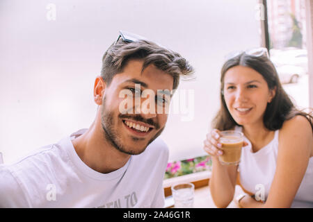 Moda giovane coppia urbano andando su una data nel caffè ristorante Foto Stock