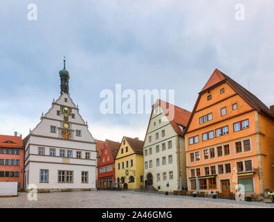 Marktplatz (piazza del mercato) con l'ex palazzo taverna dotata di orologio astronomico a Rothenburg ob der Tauber, Baviera, Germania, Europa, uno dei Foto Stock