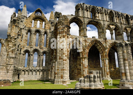 Il transetto nord nel mezzo delle rovine gotiche di Whitby Abbey chiesa cruciforme North Yorkshire, Inghilterra Foto Stock