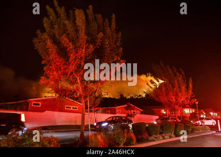 Los Angeles, California, USA. 10 ottobre, 2019. Residenti evacuare dal Oakridge Home Comunità durante il fuoco Saddleridge giovedì 10 ottobre, 2019 nell'Sylmar quartiere di Los Angeles, California. © 2019 Patrick T. Fallon Credito: Patrick Fallon/ZUMA filo/Alamy Live News Foto Stock