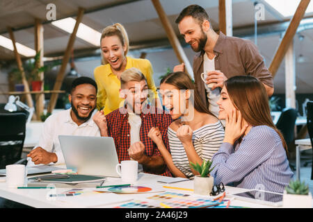 Felice Designers celebrare la riuscita realizzazione di progetto di office Foto Stock