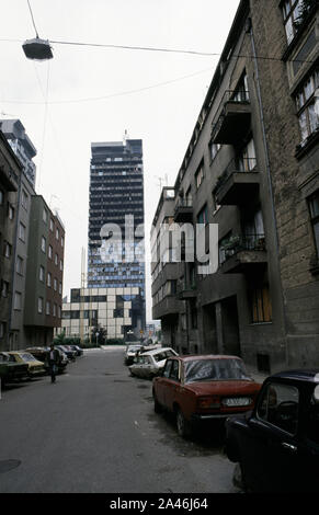 5 Giugno 1993 durante l'assedio di Sarajevo: uno dei due grandi Unis torri, la sua metà superiore completamente bruciato, sorge in fondo Kralja Tvrtka Street. La strada è appena 300 metri dall'assediava serbi bosniaci. Foto Stock