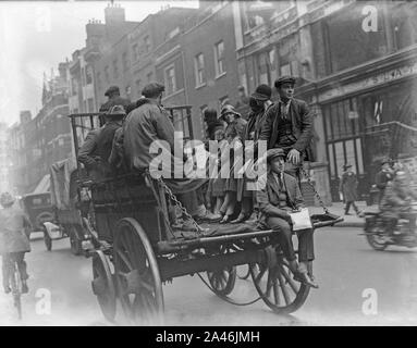 Il 4° maggio 1926, Londra, Inghilterra. Come lo sciopero generale comincia nel Regno Unito, molti servizi pubblici sono disgregate. Molte persone non sono in grado di utilizzare il servizio di autobus, in modo potrebbe viaggiare intorno alla città di qualsiasi modo hanno potuto. La foto mostra le persone nel retro di un cavallo e un carrello. Foto Stock