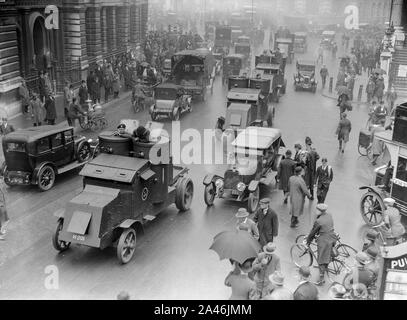 Il 12 maggio 1926. Londra, Inghilterra. Truppe in auto blindate per le strade di Londra in un tentativo di mantenere il controllo e di mantenere i servizi di base, durante lo sciopero generale nel Regno Unito, che è durato dal 3 al 12 maggio 1926. Foto Stock