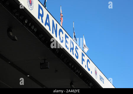 12 ottobre 2019, Ibrox Stadium di Glasgow, UK. Ibrox football Stadium, casa di Glasgow Rangers Football Club ha ospitato una partita tra Rangers leggende (pensionati e ex-giocatori) contro il Liverpool leggende (pensionati e ex-giocatori) con Alex McLEISH (ex Scozia manager) come la mangiatoia dei Rangers e IAN RUSH MBE (ex Liverpool avanti) come il manager del Liverpool. STEVEN GERRARD, che ha giocato per Liverpool e è il manager attuale del Rangers sarà giocare per entrambe le squadre in un qualche momento durante il match. Credito: Findlay / Alamy News Foto Stock