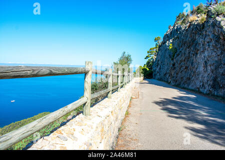 Paesaggio accompagnata da una ringhiera, sulla sommità di un muro di pietra. in legno Foto Stock