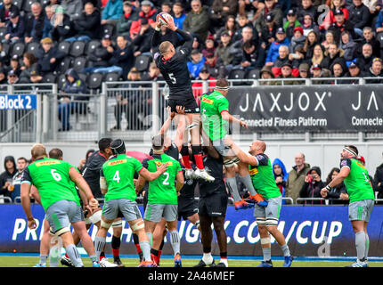 Allianz Park, Londra, Inghilterra, Regno Unito, 12 ottobre 2019. Nick Isiekwe dei Saraceni di catture la linea out durante il Premiership Rugby Cup match tra Saraceni e arlecchini presso il Parco di Allianz, Londra, Inghilterra il 12 ottobre 2019. Foto di Phil Hutchinson. Solo uso editoriale, è richiesta una licenza per uso commerciale. Nessun uso in scommesse, giochi o un singolo giocatore/club/league pubblicazioni. Credit: UK Sports Pics Ltd/Alamy Live News Foto Stock