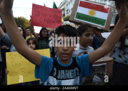 Salonicco, Grecia. Xii oct, 2019. Un ragazzino curdo prende parte in segno di protesta. Centinaia di persone curdo ha preso per le strade di Salonicco per protestare contro l'invasione turca nella Siria settentrionale. Credito: Giannis Papanikos/ZUMA filo/Alamy Live News Foto Stock