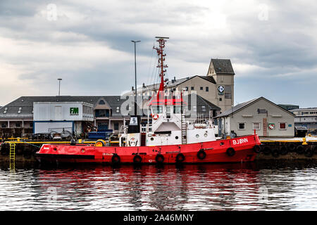 Rimorchiatore Bjønn (Bjoenn) ormeggio in banchina Tollboden, nel porto di Bergen, Norvegia. Foto Stock