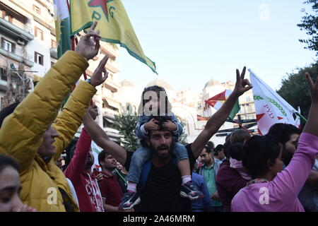 Salonicco, Grecia. Xii oct, 2019. Il popolo curdo gridare slogan che prendono parte a una protesta. Centinaia di persone curdo ha preso per le strade di Salonicco per protestare contro l'invasione turca nella Siria settentrionale. Credito: Giannis Papanikos/ZUMA filo/Alamy Live News Foto Stock