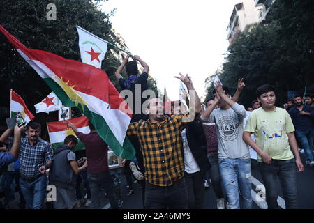 Salonicco, Grecia. Xii oct, 2019. Il popolo curdo gridare slogan che prendono parte a una protesta. Centinaia di persone curdo ha preso per le strade di Salonicco per protestare contro l'invasione turca nella Siria settentrionale. Credito: Giannis Papanikos/ZUMA filo/Alamy Live News Foto Stock