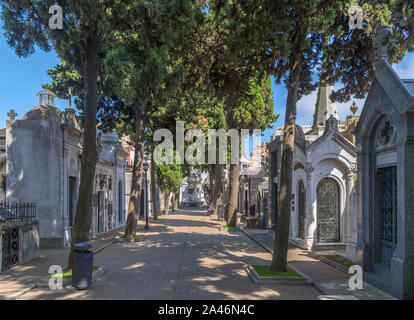 I mausolei nel Cementerio de la Recoleta (La Recoleta cimitero), whera Eva Peron è seppellito, Buenos Aires, Argentina Foto Stock