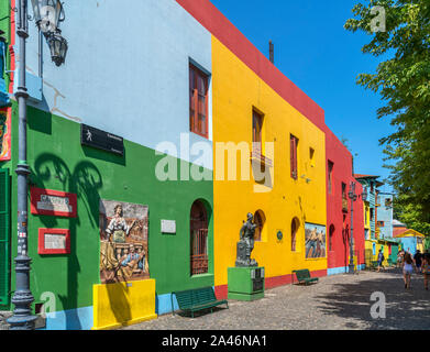 Gli edifici colorati in El Caminito, una strada a La Boca distretto di Buenos Aires, Argentina Foto Stock