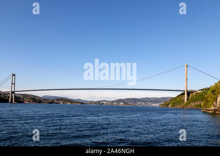 L'Askoy ponte di sospensione al di fuori di Bergen, Norvegia che collega la terraferma con Askøy isola. Foto Stock