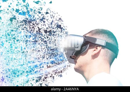Giovane maschio indossa VR (realtà virtuale) bicchieri. Il futuristico innovativo concetto di tecnologia di proiezione di immagini virtuali in aria Foto Stock