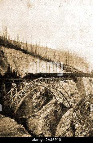 1900 fotografia - un treno di merci passando sopra Stoney Creek ponte in prossimità del Roger Pass - (Canadian Pacific ferrovie). I 200 metri (656 ft) 'truss ponte di arco' in British Columbia, Canada è stato costruito nel 1893 e sostituito a quello di legno che a quel tempo era il più alto ponte di legno nel mondo. Si tratta di oltre 600 piedi lungo e stand 325 piedi sopra il torrente Foto Stock