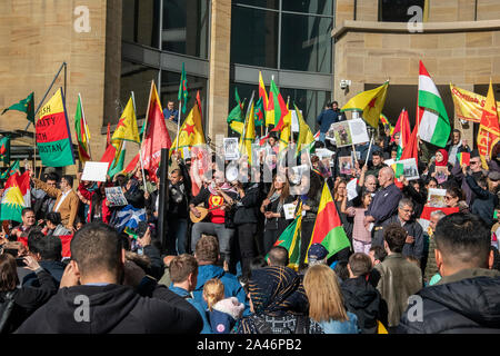 Glasgow, Scotland, Regno Unito. 12 ottobre 2019: persone che protestano contro l'occupazione turca e la pulizia etnica contro i curdi. Foto Stock