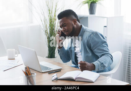 Ritratto di sottolineato african american businessman avendo problemi sul lavoro Foto Stock