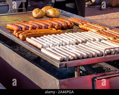 Salsicce arrostite su una griglia Foto Stock