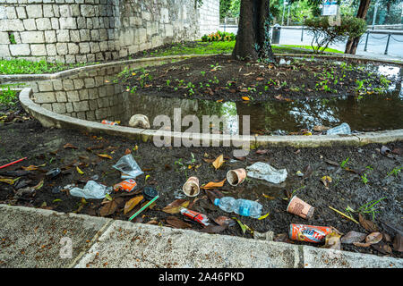 Garbage in giardino pubblico Foto Stock