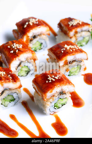 Dragon Rolls o Sea Eel Rolls Crema di formaggio e avocado all'interno. Con ripieno di anguilla affumicata (unagi) Foto Stock