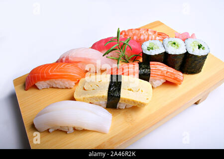 Sushi Moriawase (misto sushi platter) isolato su sfondo bianco Foto Stock