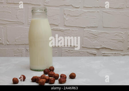 Bottiglia di latte nocciola sul cemento grigio sfondo Foto Stock